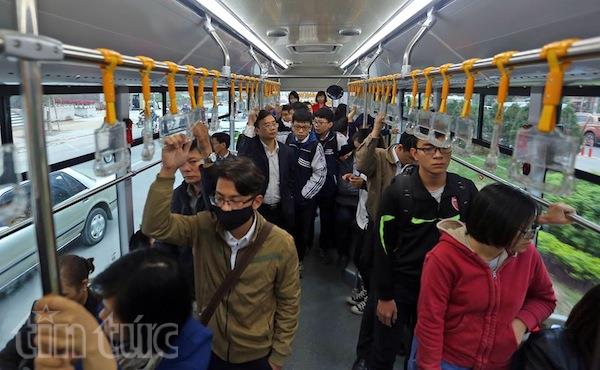 Ngày đầu thu vé buýt nhanh, xe đông kín chỗ ảnh 5